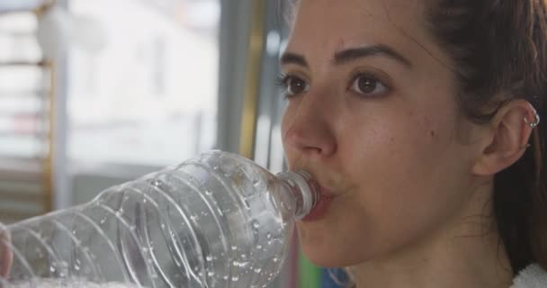 Vista Lateral Cerca Una Mujer Caucásica Disfrutando Del Entrenamiento Baile — Vídeo de stock