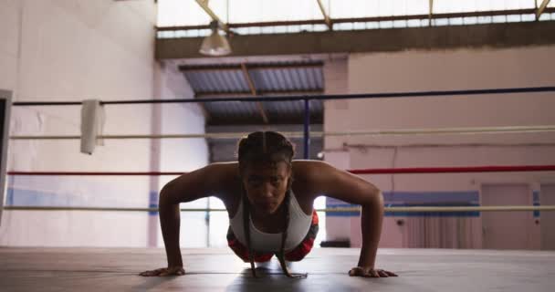 Vista Frontal Uma Mulher Boxeadora Raça Mista Com Cabelo Comprido — Vídeo de Stock