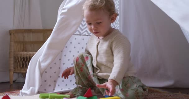 Vorderansicht Eines Kaukasischen Kleinkindes Das Die Zeit Hause Genießt Auf — Stockvideo