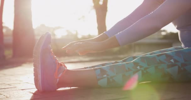 Seitenansicht Nahaufnahme Einer Jungen Kaukasischen Frau Sportkleidung Die Auf Dem — Stockvideo