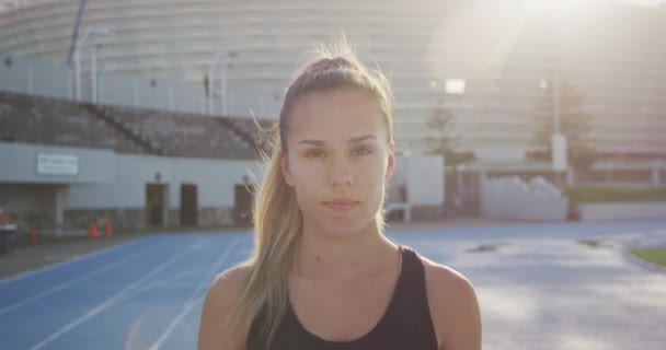 Vorderansicht Einer Glücklichen Kaukasischen Sportlerin Einem Sportstadion Lächelnd Die Kamera — Stockvideo