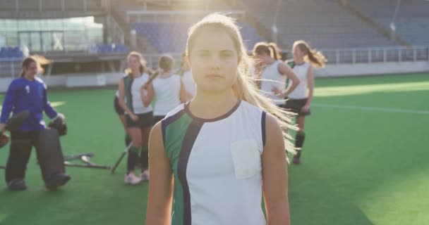 Retrato Uma Adolescente Branca Jogadora Hóquei Campo Estádio Esportes Olhando — Vídeo de Stock