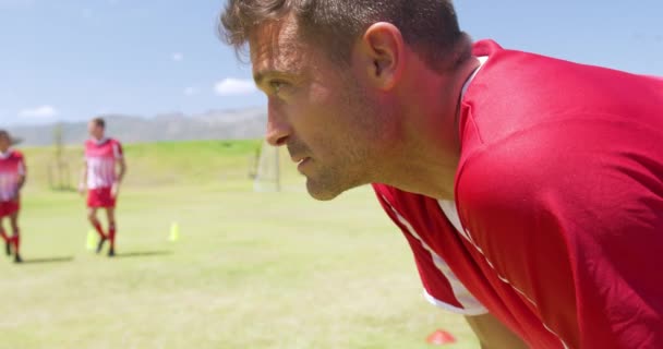 Vista Lateral Perto Jogador Futebol Masculino Caucasiano Vestindo Uma Tira — Vídeo de Stock