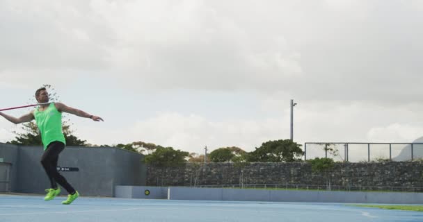 Vista Lateral Atleta Caucásico Practicando Estadio Deportivo Lanzando Jabalina Cámara — Vídeo de stock