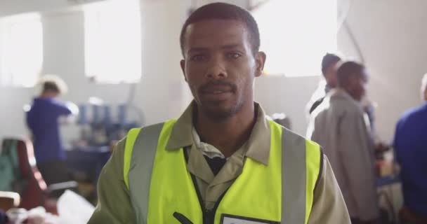 Portret Van Een Afro Amerikaanse Man Die Een Fabriek Cricketballen — Stockvideo