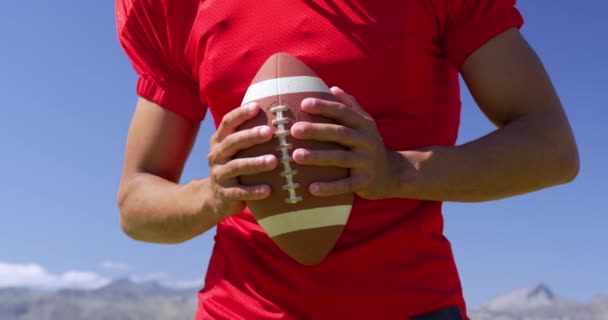 Midt Bildet Står Amerikansk Fotballspiller Som Holder Ball Begge Hender – stockvideo