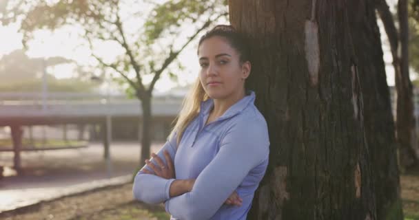 Portrét Mladé Bělošky Dlouhými Hnědými Vlasy Culíku Sobě Sportovní Oblečení — Stock video