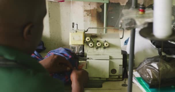 Widok Tyłu Afrykańskiego Krawca Warsztacie Miejskim Pomocą Maszyny Szycia Zwolnione — Wideo stockowe