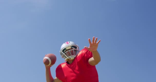 Vue Face Angle Bas Footballeur Américain Métis Lançant Ballon Football — Video