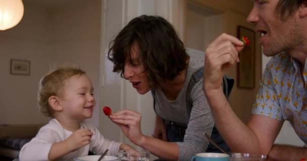 Seitenansicht Eines Kaukasischen Paares Das Familienzeit Hause Genießt Erdbeeren Isst — Stockvideo