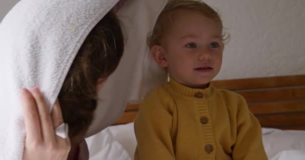 Kafkasyalı Bir Kadının Yakın Çekimleri Evde Vakit Geçirmesi Bebeğiyle Yatakta — Stok video