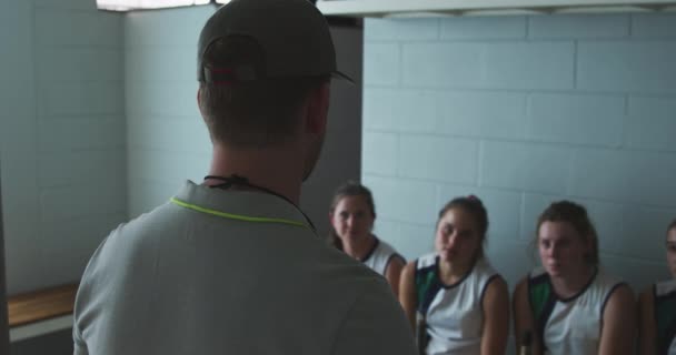 Vista Trasera Cerca Entrenador Hockey Masculino Caucásico Hablando Con Equipo — Vídeos de Stock