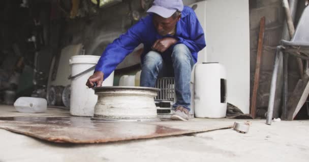 작업장에서 일하는 아프리카 패널의 바퀴를 청소하고 동작을 남아프리카 공화국 케이프타운에서 — 비디오
