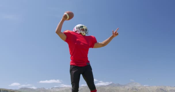 Вид Спереди Смешанного Американского Футболиста Держащего Футбольный Мяч Бросающего Землю — стоковое видео