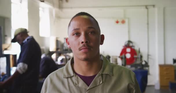Portret Bliska Mieszanego Człowieka Rasy Krótkimi Włosami Ubranego Brązowe Kombinezony — Wideo stockowe