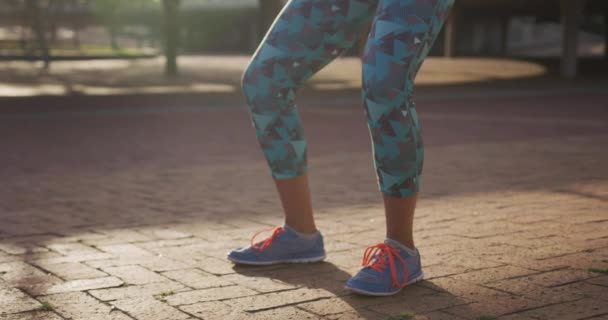 Vista Lateral Cerca Una Joven Mujer Caucásica Con Ropa Deportiva — Vídeo de stock