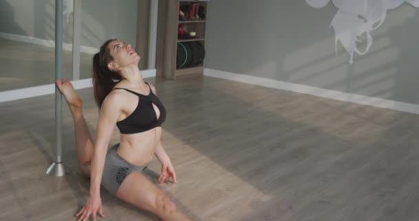 Side View Caucasian Woman Enjoying Pole Dance Training Studio Doing — Stok video