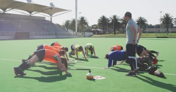 Seitenansicht Eines Kaukasischen Hockeytrainers Der Auf Allen Vieren Steht Und — Stockvideo