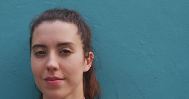 Портрет Белой Женщины Пути Фитнесу Стоящей Улице Синей Стены Поворачивающейся — стоковое видео