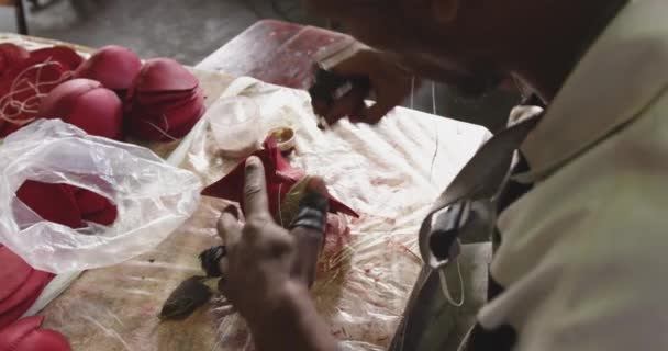 Über Die Schulter Eines Afroamerikanischen Mannes Der Einer Fabrik Arbeitet — Stockvideo