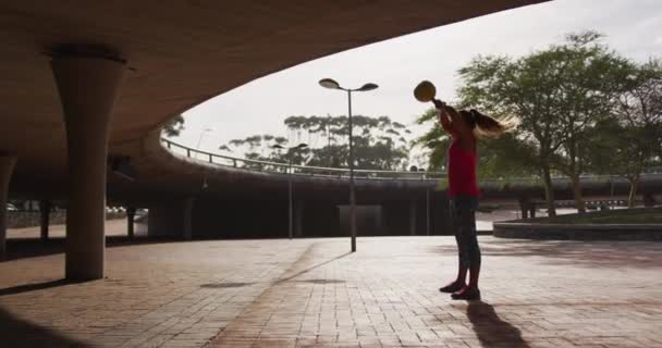 Vista Frontal Cerca Una Joven Mujer Caucásica Con Ropa Deportiva — Vídeo de stock