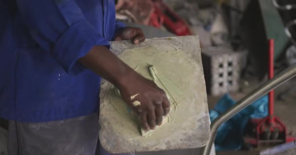 町のワークショップでアフリカの男性パネルのビーターの側面図は 車をペイントするために塗料を準備します ケープタウンの南アフリカで撮影 — ストック動画