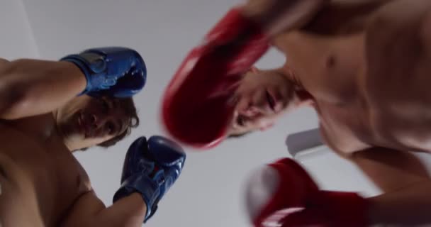 Низкий Угол Обзора Двух Белых Боксеров Время Тренировки Боксу Боксёрском — стоковое видео