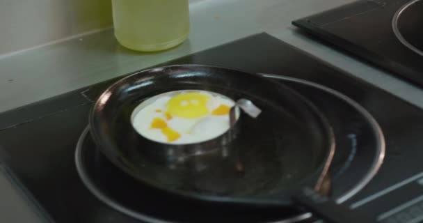 Close Ovos Sendo Fritos Duas Frigideiras Fogão Cozinha Restaurante Chefs — Vídeo de Stock