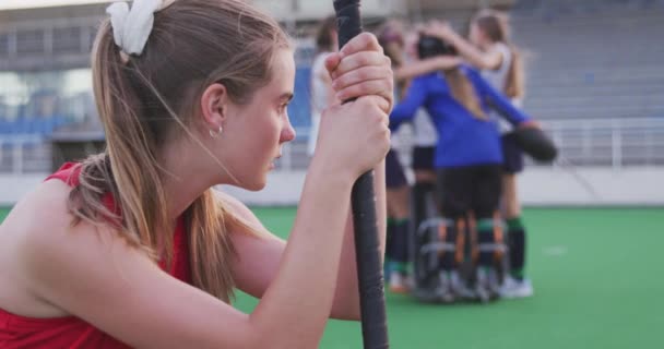 Sidovy Närbild Tonårig Vit Kvinnlig Hockeyspelare Som Håller Sin Hockeyklubba — Stockvideo