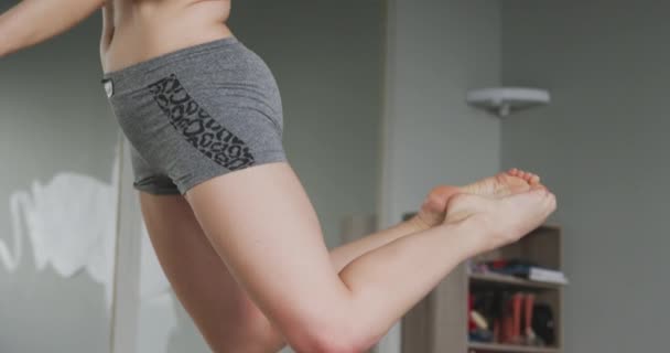 Vista Lateral Uma Mulher Caucasiana Desfrutando Treinamento Dança Pólo Estúdio — Vídeo de Stock