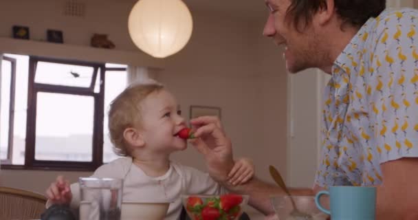 Vista Lateral Hombre Caucásico Disfrutando Tiempo Familia Casa Hombre Alimentando — Vídeo de stock