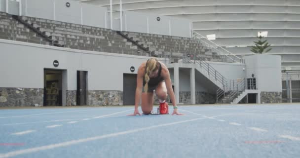 Vista Frontal Una Atleta Caucásica Practicando Estadio Deportivo Comenzando Correr — Vídeos de Stock