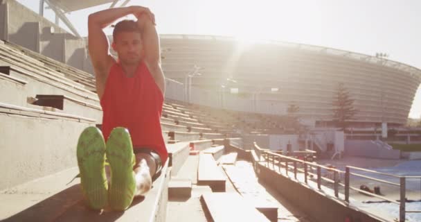 Vista Frontal Atleta Caucásico Practicando Estadio Deportivo Estirando Brazos Piernas — Vídeo de stock