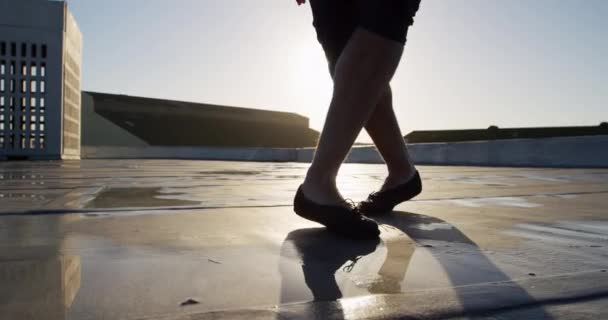 Großaufnahme Der Beine Eines Männlichen Balletttänzers Der Bei Sonnenaufgang Auf — Stockvideo