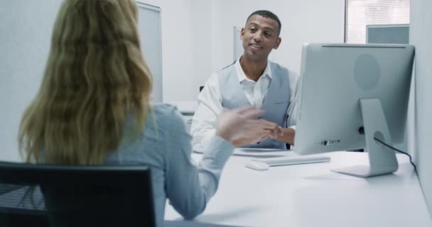 Přední Pohled Míšence Který Pracuje Kanceláři Mluví Bělošskou Blondýnou Používá — Stock video