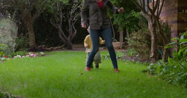 Vista Frontal Uma Mulher Caucasiana Desfrutando Tempo Família Jardim Correndo — Vídeo de Stock