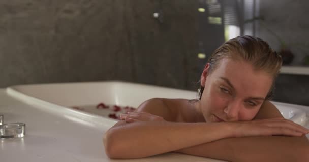 Retrato Una Hermosa Joven Caucásica Disfrutando Tiempo Calidad Baño Hotel — Vídeo de stock