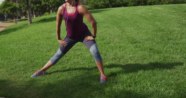 Genç Beyaz Spor Giymiş Bir Kadının Parkta Egzersiz Yaparken Esnediği — Stok video