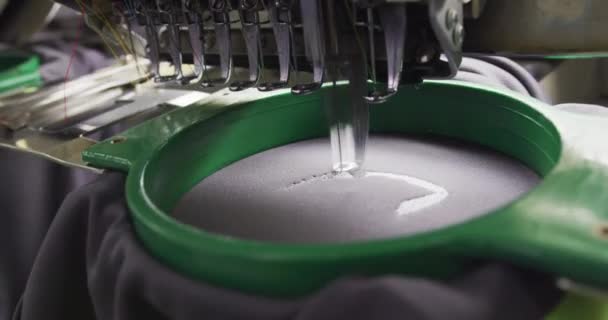 Крупный План Автоматизированной Швейной Машины Быстро Сшивающей Черные Хлопчатобумажные Рубашки — стоковое видео