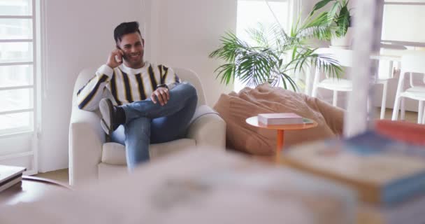 Vista Frontal Homem Raça Mista Feliz Trabalhando Escritório Criativo Falando — Vídeo de Stock