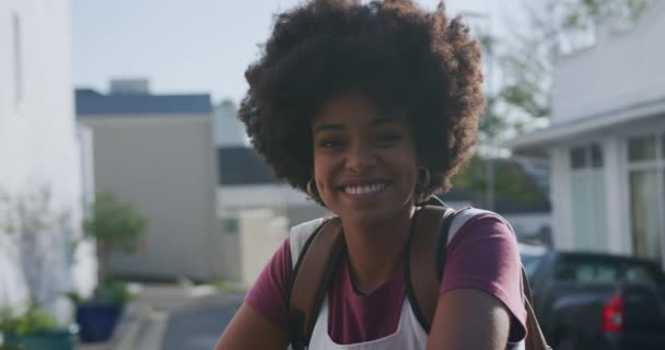 Vista Frontal Feliz Mujer Raza Mixta Disfrutando Tiempo Libre Una — Vídeos de Stock