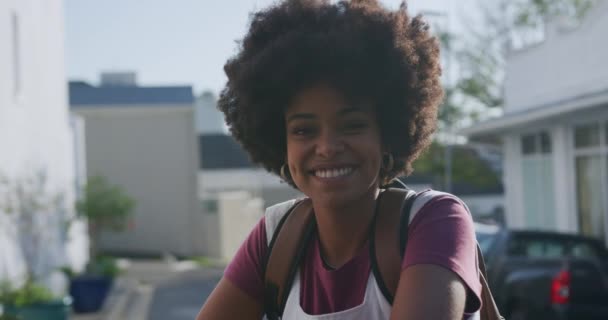 Vista Frontal Mulher Raça Mista Feliz Desfrutando Tempo Livre Uma — Vídeo de Stock