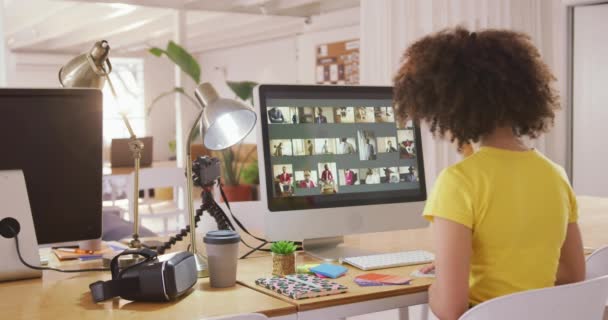 Vista Trasera Una Mujer Raza Mixta Con Pelo Rizado Trabajando — Vídeos de Stock