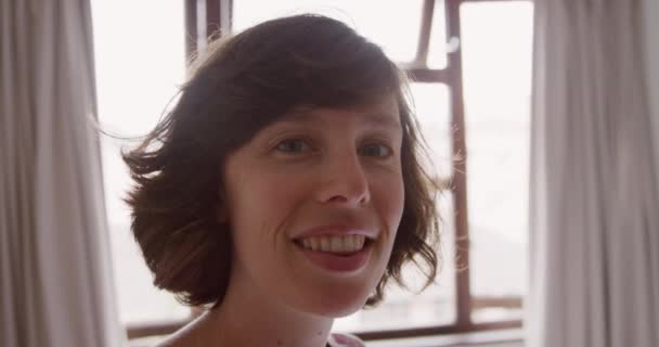 Портрет Счастливой Белой Женщины Каштановыми Короткими Волосами Дома Смотрящей Камеру — стоковое видео