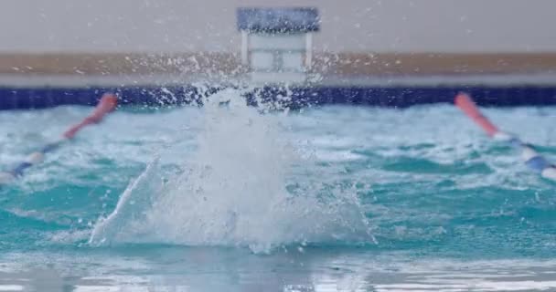 Vorderansicht Eines Kaukasischen Männlichen Schwimmers Schwimmbad Der Während Eines Schwimmwettbewerbs — Stockvideo