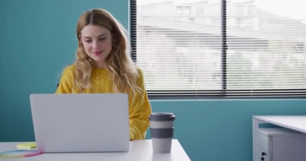 창의적 사무실에서 일하는 노트북 컴퓨터 화면을 노트를 만들고 — 비디오