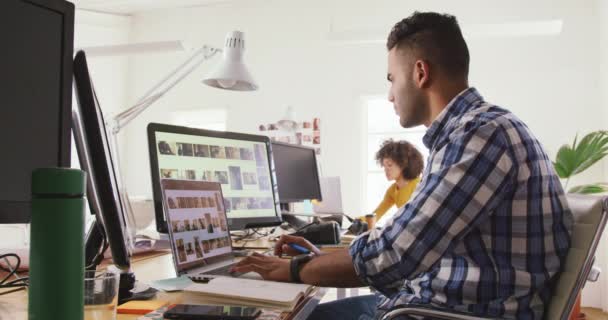 Vue Latérale Homme Une Femme Race Mixte Travaillant Dans Bureau — Video