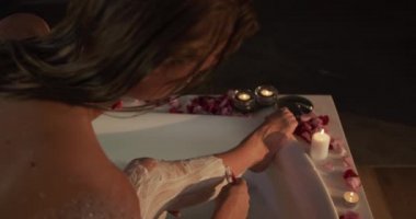 Kafkasyalı bir kadının otel odasında güzel vakit geçirmesi, küvette oturması, bacaklarını tıraş etmesi, ağır çekim...