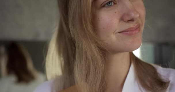 Pohled Zepředu Zblízka Běloška Těší Kvalitní Čas Hotelu Kartáčování Vlasů — Stock video