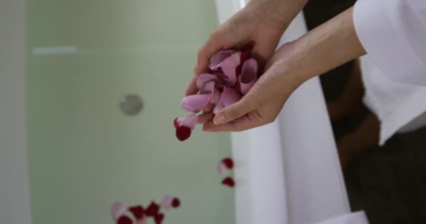 Закрыть Руки Белой Женщины Наслаждающейся Отдыхом Отеле Держащей Лепестки Роз — стоковое видео